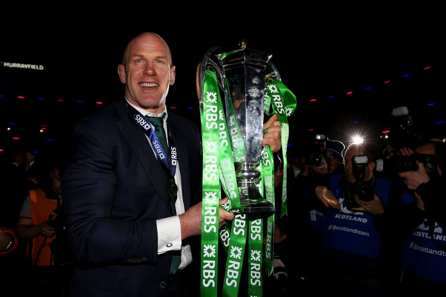 Il capitano irlandese con il trofeo che resta dei Verdi. Getty Images